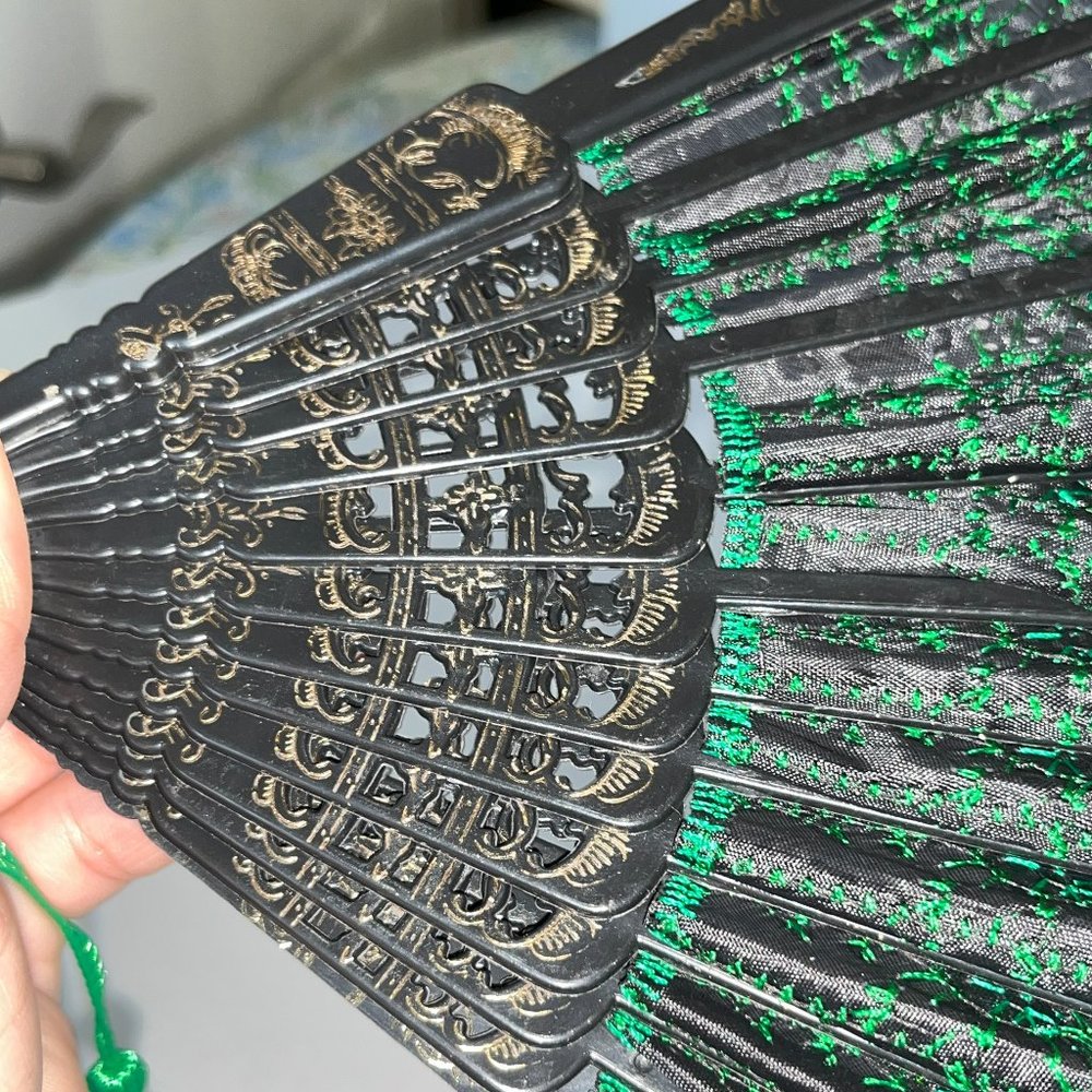 ✦✦ Beautiful Lady’s DELUXE FOLDABLE Fan! - Picture 2 of 3